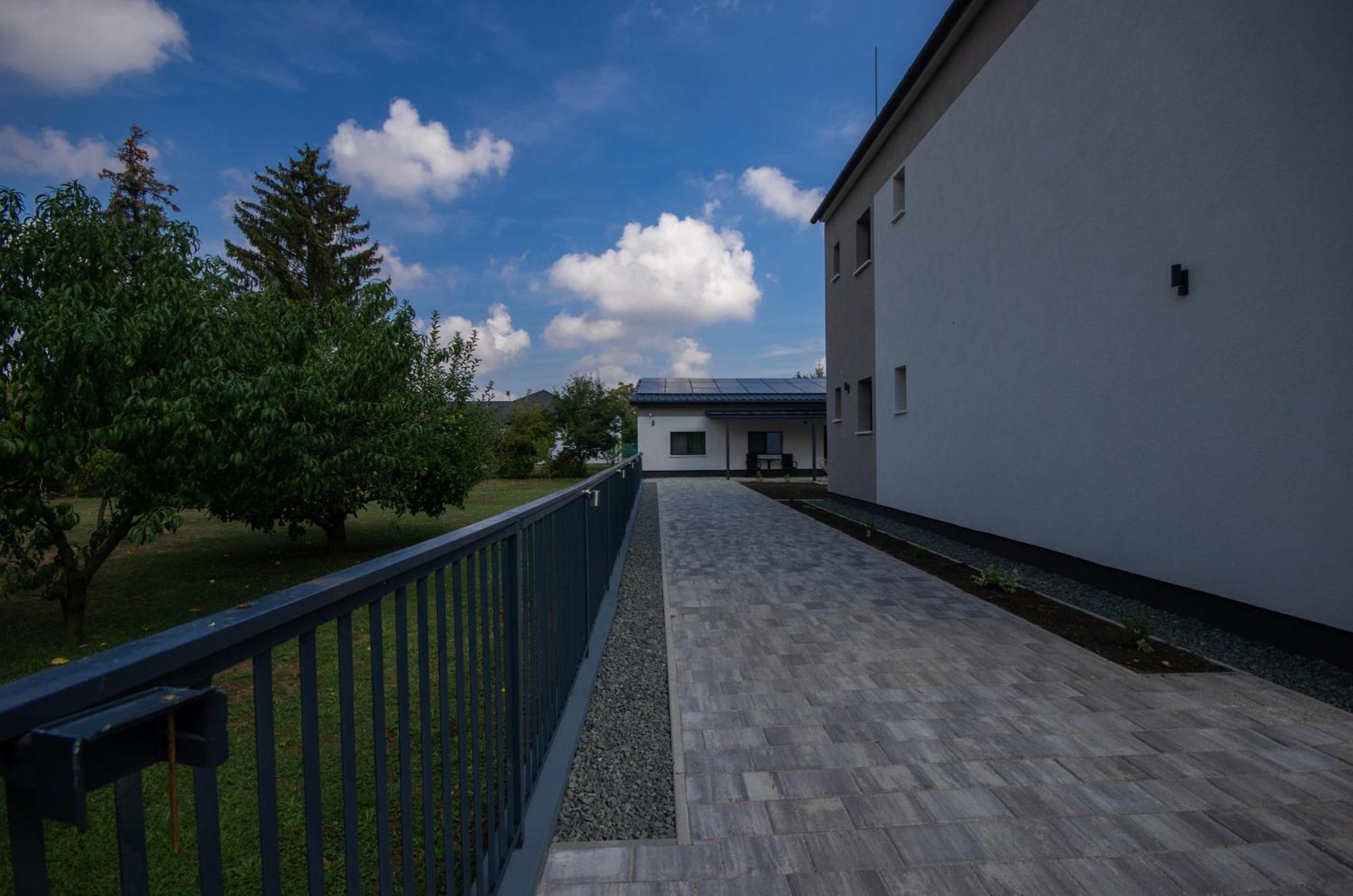 Csaladi Kikoeto Apartman Gyula Ngoại thất bức ảnh