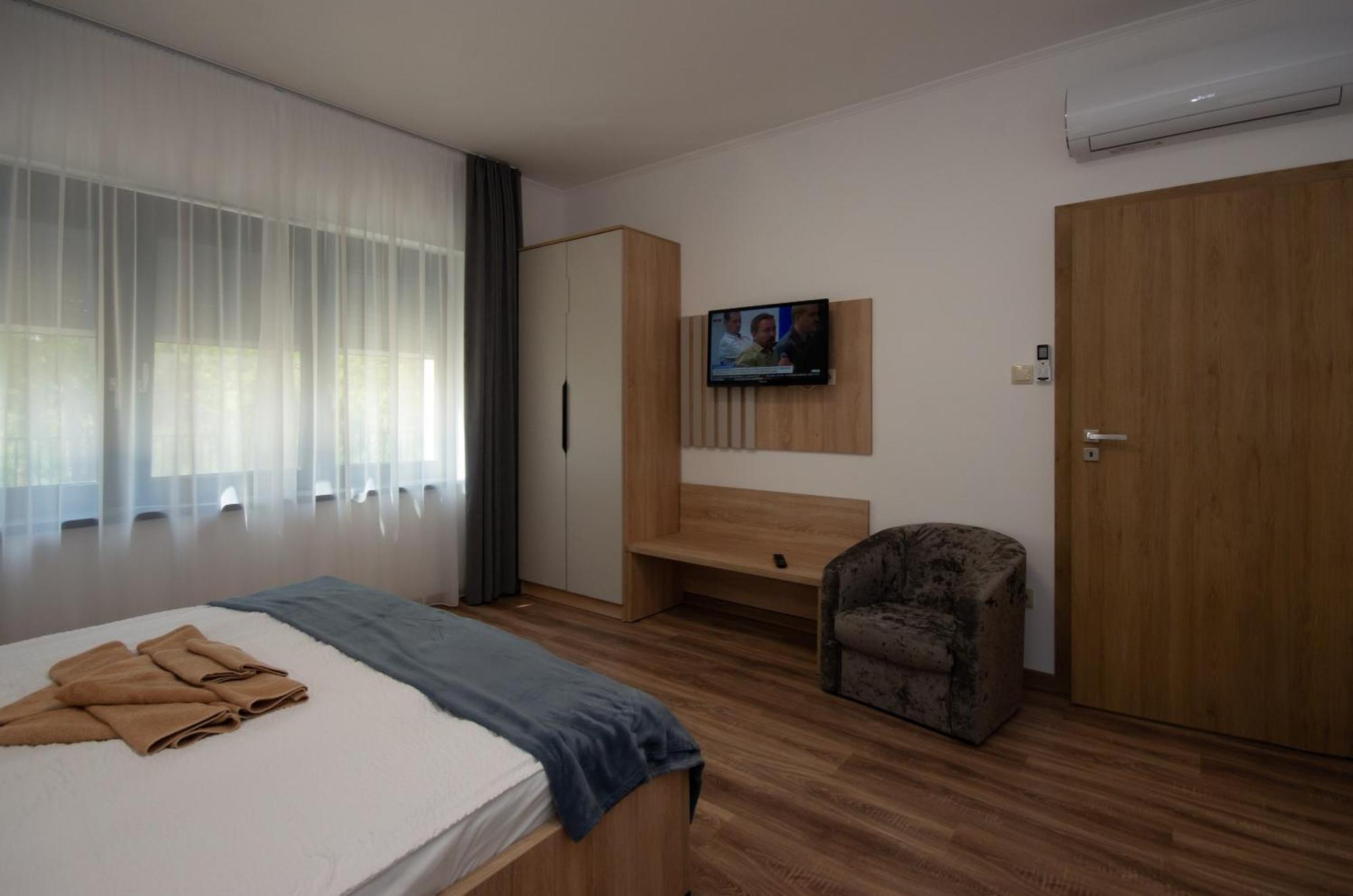 Csaladi Kikoeto Apartman Gyula Ngoại thất bức ảnh